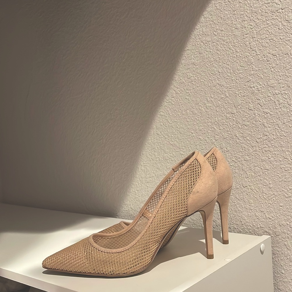 Nude pumps in lovely mesh design..